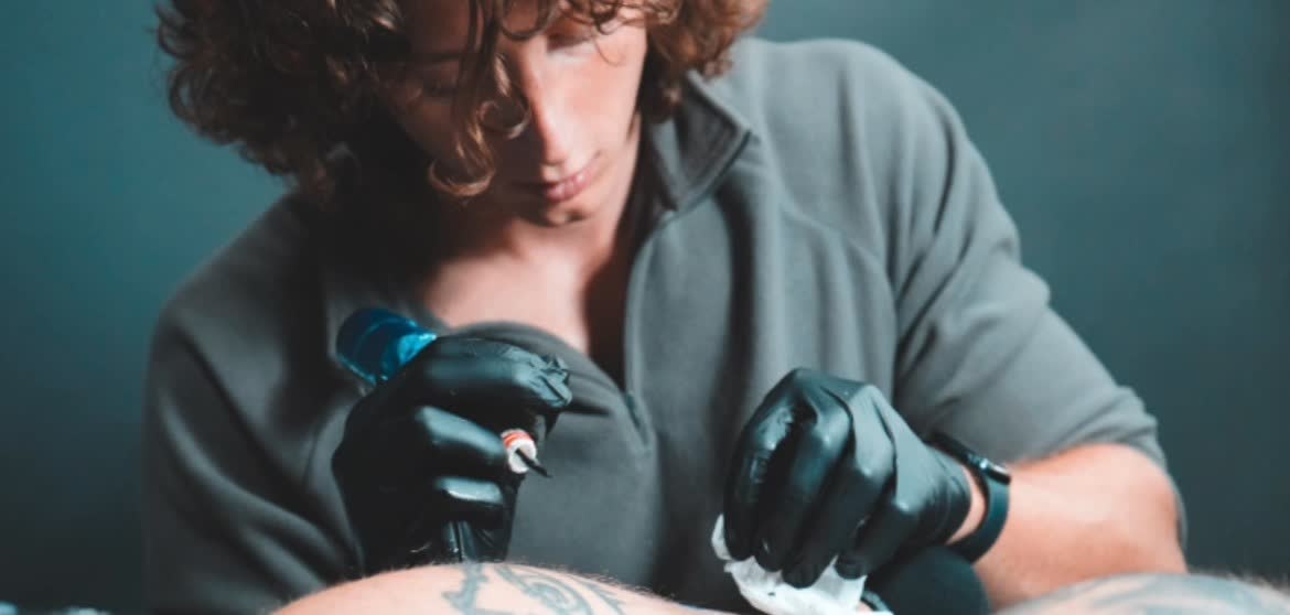 Sesión de tatuaje en Black Lines Tattoo Studio