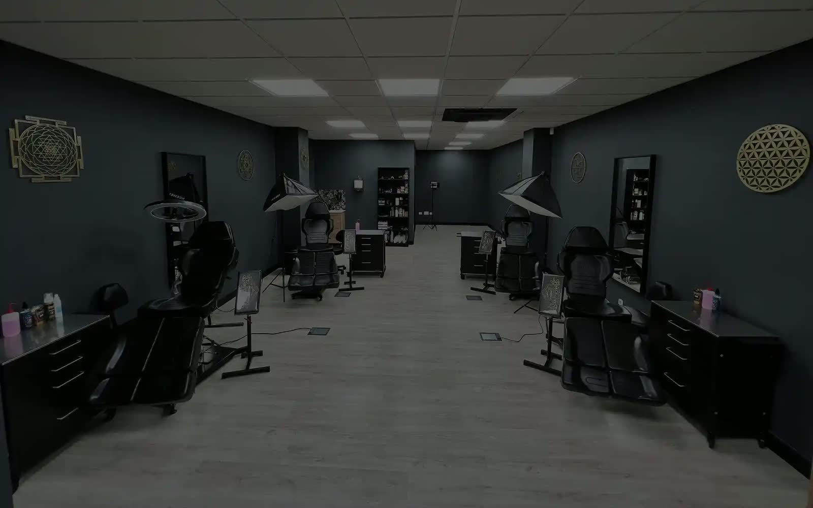 Interior del estudio Black Lines Tattoo en Costa Adeje, con cuatro puestos de trabajo