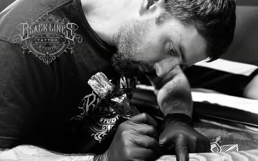 Ivo, tatuador de Black Lines Tattoo Studio
