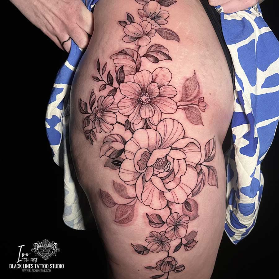 Tatuaje de estilo oscuro y japonés de Ivo, Black Lines Tattoo Studio