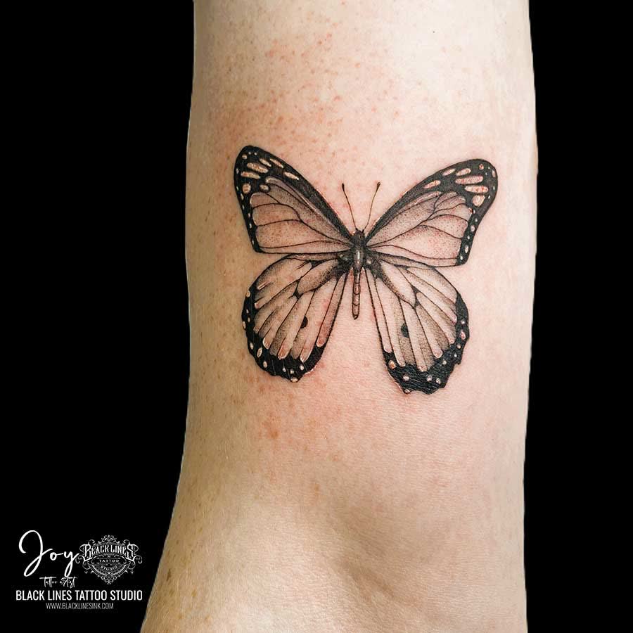 Tatuaje de línea fina con motivos florales de Joy