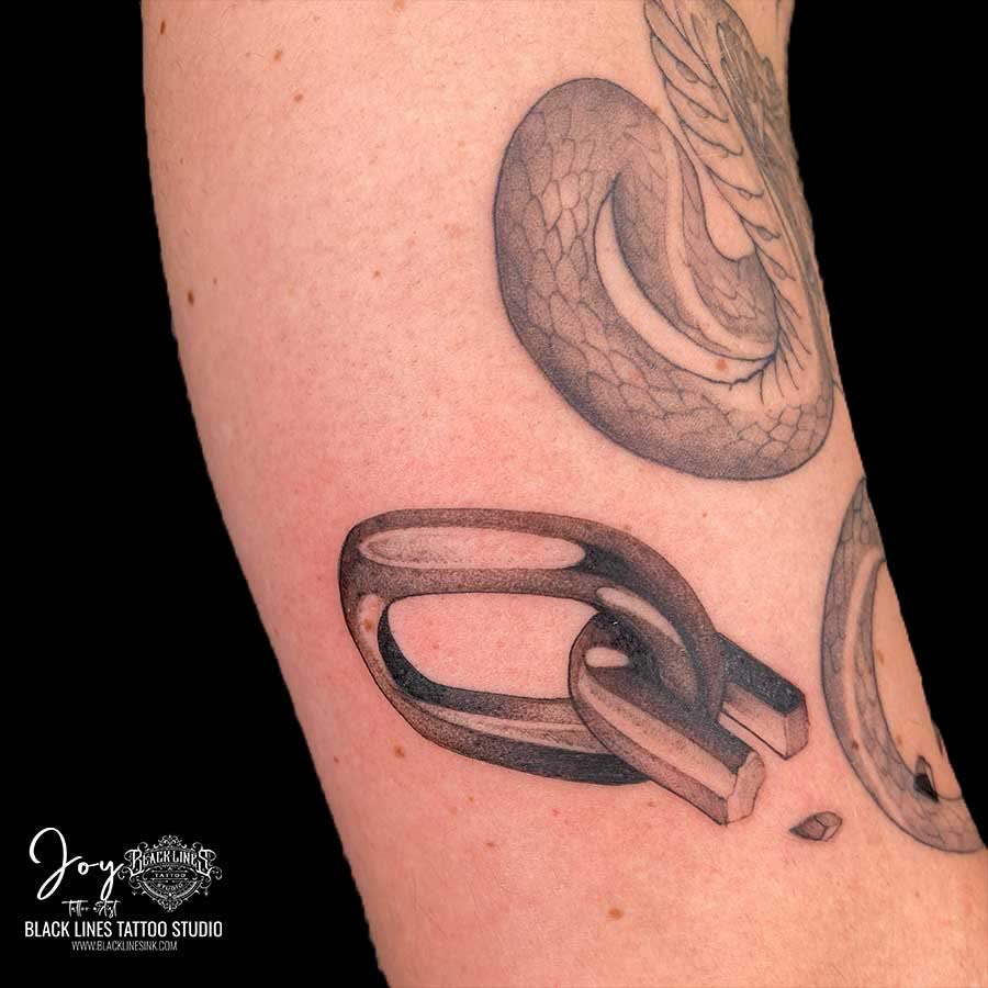 Tatuaje detallado de Joy, Black Lines Tattoo Studio