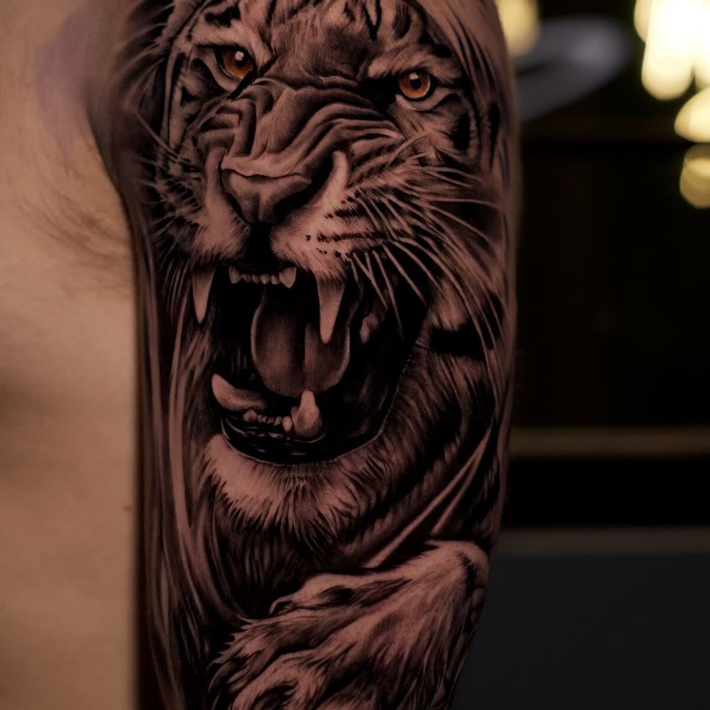 Tatuaje de blackwork y realismo de Paige, Black Lines Tattoo Studio