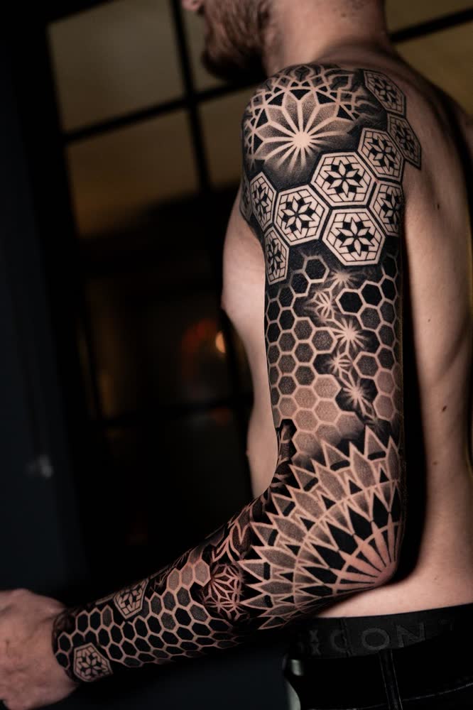 Tatuaje geométrico de Victoria